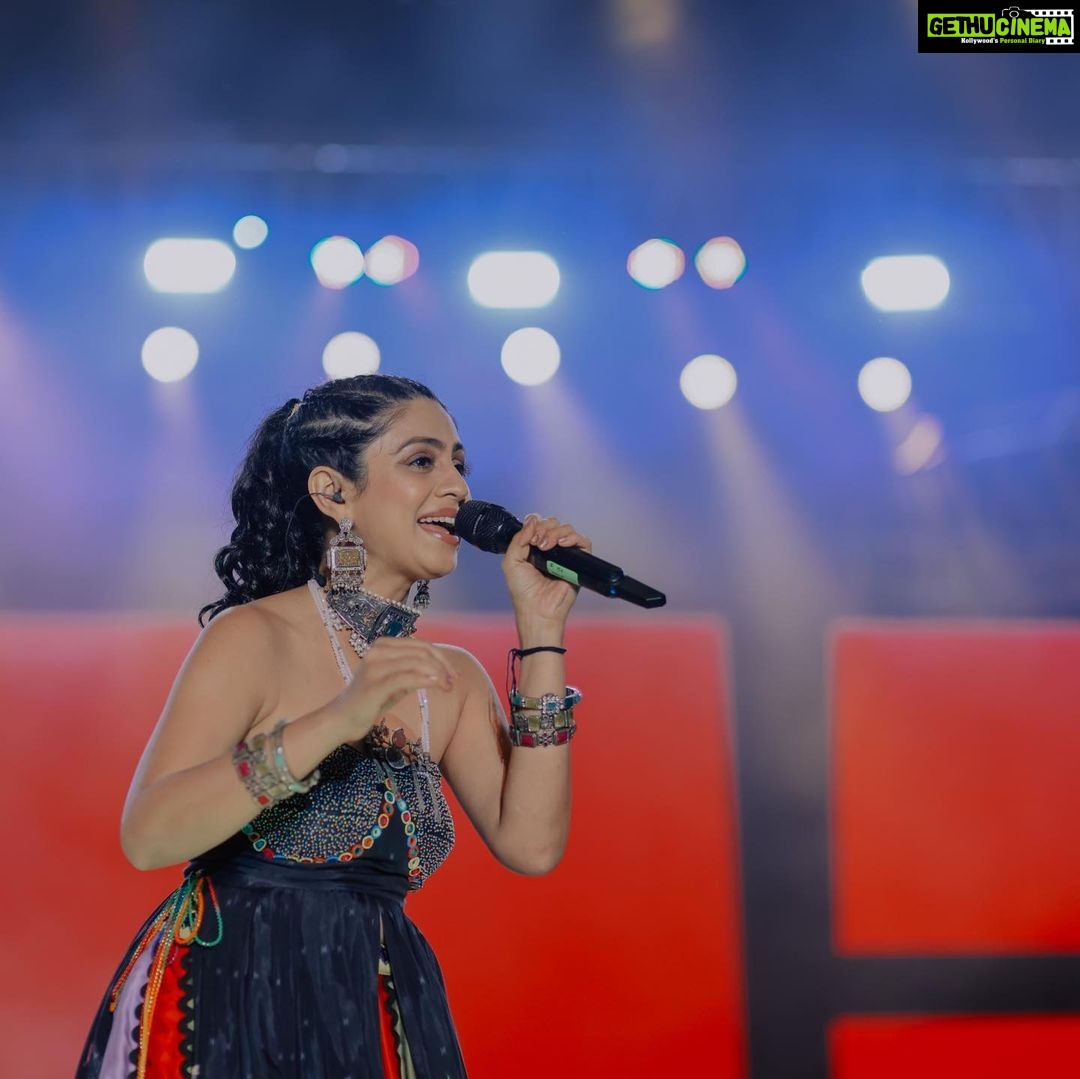 Manasi Parekh Instagram - What a night!!! #Ashtami was powerful and full of energy!! . . . Styling : @styleitwithniki Outfit : @_krishna_styles_ Jwlry : @thejewelstudiio Nesco Centre