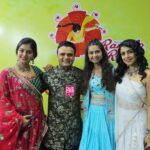 Manasi Parekh Instagram - Singer @thekinjaldave visited @parthivgohil9 and @manasi_parekh’s garba venue last night to dance her heart out, after finishing her Garba in Mumbai! . Hello @monal_gajjar, our garba lover ❤️ . #navratrispecial #manasiparekh #kinjaldave #parthivgohil #monalgajjar #mumbai #mumbaidiaries #deecee #deeceepaps Nesco
