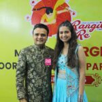 Manasi Parekh Instagram - Singer @thekinjaldave visited @parthivgohil9 and @manasi_parekh’s garba venue last night to dance her heart out, after finishing her Garba in Mumbai! . Hello @monal_gajjar, our garba lover ❤️ . #navratrispecial #manasiparekh #kinjaldave #parthivgohil #monalgajjar #mumbai #mumbaidiaries #deecee #deeceepaps Nesco