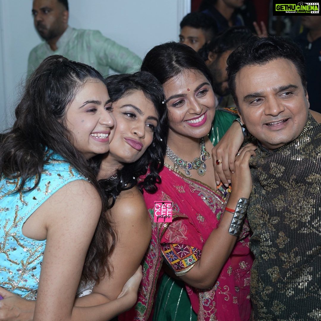 Manasi Parekh Instagram - Singer @thekinjaldave visited @parthivgohil9 and @manasi_parekh’s garba venue last night to dance her heart out, after finishing her Garba in Mumbai! . Hello @monal_gajjar, our garba lover ❤️ . #navratrispecial #manasiparekh #kinjaldave #parthivgohil #monalgajjar #mumbai #mumbaidiaries #deecee #deeceepaps Nesco