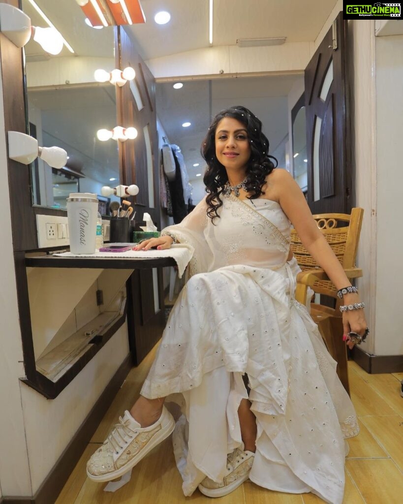Manasi Parekh Instagram - Backstage vibes in my snow queen avatar ☃️❄️ Also thank you for all the tags and comments on my performance @rangilore ♥️♥️♥️ #navratri #Day6 . . . Styling : @styleitwithniki Outfit : @fashionwithforum_ahd Jewellery : @thejewelstudiio Makeup : @pintu_makeup Hair : Arti Nesco Centre