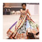 Manasi Parekh Instagram - રમઝટની રાતનાં સુપરસ્ટાર: ડાકલા વાગતાં જ જોશ સાથે થિરકવા લાગે છે માનસી પારેખ મા આદ્યાશક્તિની આરાધના કરવાનો અવસર એટલે નવરાત્રી. નવરાત્રીનો આરંભ થતાં જ માઈભક્તો અને ખેલૈયાઓમાં અનેરો ઉત્સાહ અને ઉલ્લાસ પ્રગટ થઈ જાય છે. માઈભક્તોમાં માતાની પૂજા-અર્ચના કરવાનો હરખ ન માતો હોય તો બીજી બાજુ ગરબાની રમઝટ બોલાવવા ખેલૈયાઓ ઘેલા થતાં હોય છે #mansiparekh #mansiparekhfans #mansiparekhsinger #actress #mansiparekhgohil #ramzatniratna #dakla #navratri2023 #navratrichaniyacholi #navratrispecial #navratrifestival #garbalover #garbanight💃