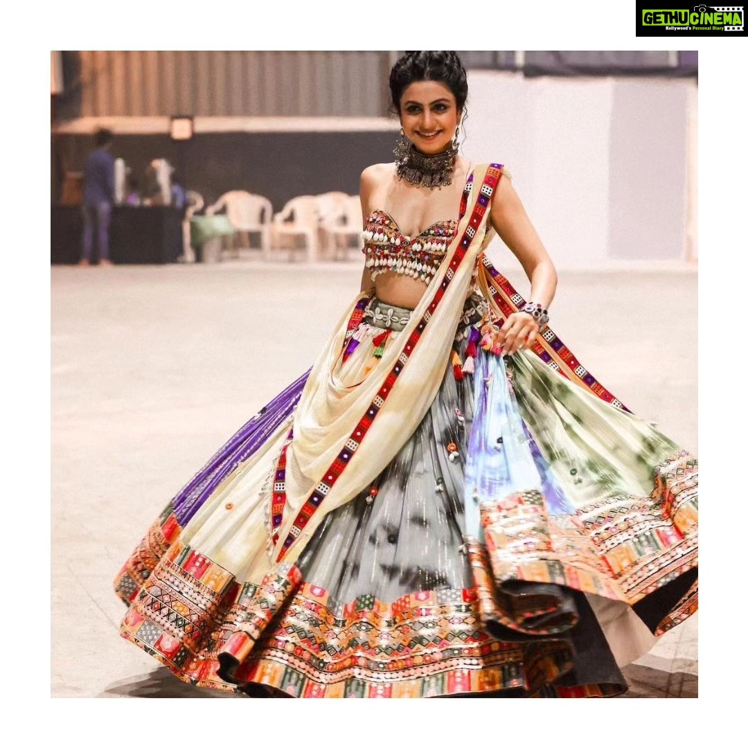 Manasi Parekh Instagram - રમઝટની રાતનાં સુપરસ્ટાર: ડાકલા વાગતાં જ જોશ સાથે થિરકવા લાગે છે માનસી પારેખ મા આદ્યાશક્તિની આરાધના કરવાનો અવસર એટલે નવરાત્રી. નવરાત્રીનો આરંભ થતાં જ માઈભક્તો અને ખેલૈયાઓમાં અનેરો ઉત્સાહ અને ઉલ્લાસ પ્રગટ થઈ જાય છે. માઈભક્તોમાં માતાની પૂજા-અર્ચના કરવાનો હરખ ન માતો હોય તો બીજી બાજુ ગરબાની રમઝટ બોલાવવા ખેલૈયાઓ ઘેલા થતાં હોય છે #mansiparekh #mansiparekhfans #mansiparekhsinger #actress #mansiparekhgohil #ramzatniratna #dakla #navratri2023 #navratrichaniyacholi #navratrispecial #navratrifestival #garbalover #garbanight💃