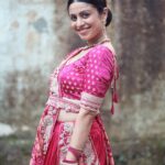 Manasi Parekh Instagram – Garba n Gulabs 🌹 could be a good webseries no? 

Make up : @pintu_makeup 
Hair : kavita
Styling : @mumbaai_thii