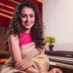 Manasi Parekh Instagram - Love jamming @thevibestudio.live which @parthivgohil9 and me have created in Andheri for bands, musicians, stand up acts and other creatives to rehearse and soak into the creative process! For more details follow @thevibestudio.live 🎶🎵🎤🎸 Mhada Andheri(W)