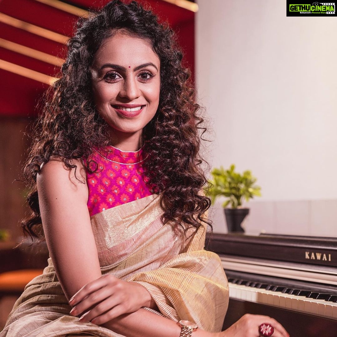 Manasi Parekh Instagram - Love jamming @thevibestudio.live which @parthivgohil9 and me have created in Andheri for bands, musicians, stand up acts and other creatives to rehearse and soak into the creative process! For more details follow @thevibestudio.live πΆπ΅π€πΈ Mhada Andheri(W)