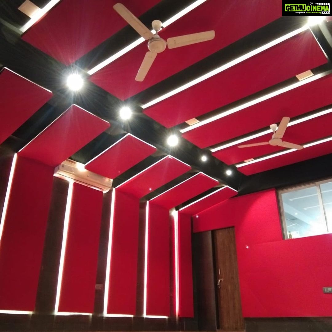 Manasi Parekh Instagram - Love jamming @thevibestudio.live which @parthivgohil9 and me have created in Andheri for bands, musicians, stand up acts and other creatives to rehearse and soak into the creative process! For more details follow @thevibestudio.live πΆπ΅π€πΈ Mhada Andheri(W)