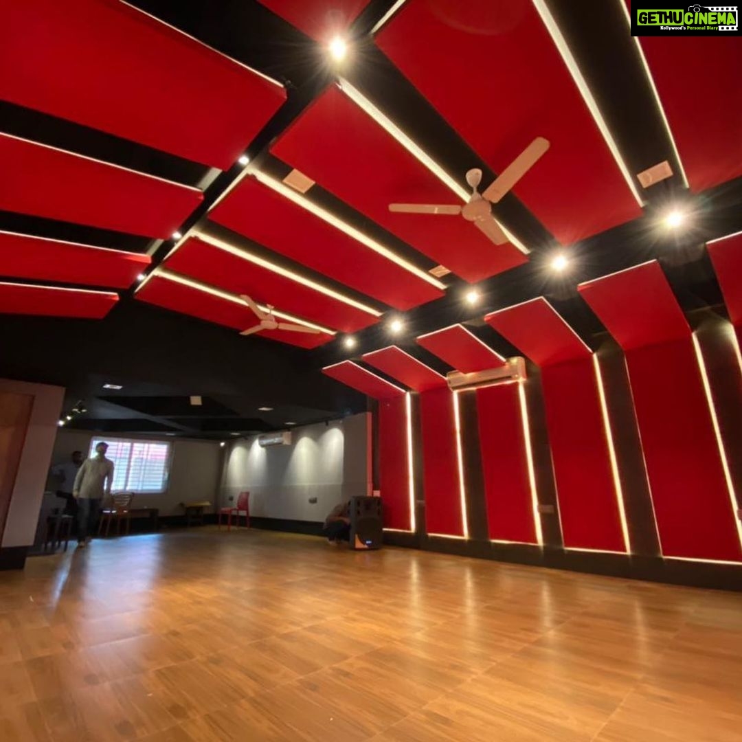 Manasi Parekh Instagram - Love jamming @thevibestudio.live which @parthivgohil9 and me have created in Andheri for bands, musicians, stand up acts and other creatives to rehearse and soak into the creative process! For more details follow @thevibestudio.live πΆπ΅π€πΈ Mhada Andheri(W)