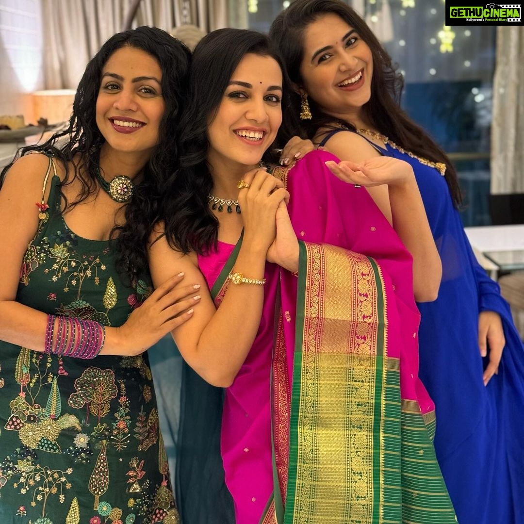 Manasi Parekh Instagram - નુતન વર્ષા અભિનંદન 🤝 What a partayyyy!!! Thanks @esharkansara and @musicwaala for a banger of a time! Saal mubarak everybody! To happiness, love, positivity and friendship always ♥️ #diwali #newyear @vyomanandi @pratikgandhiofficial @bhaminioza @punit.j.g @viral2886 @dharmesh64 @surabhijaverivyas @vaidyanisarg @ankitaadeshra @bagchi_mb @director_vipul_mehta