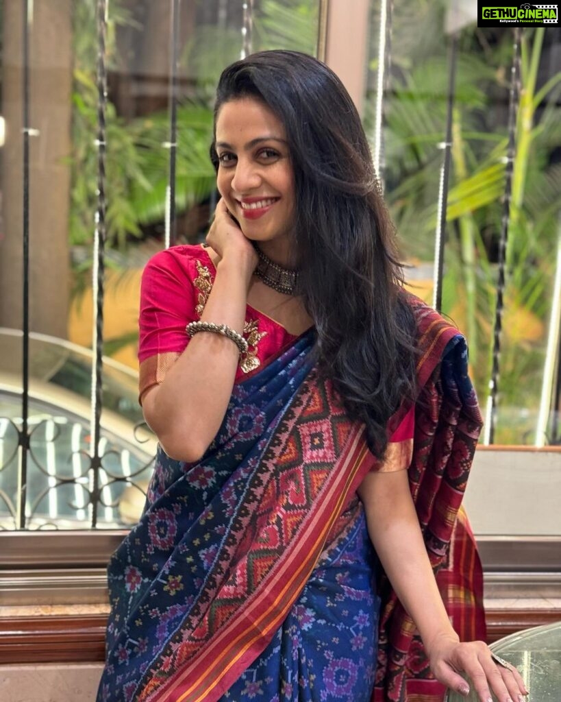 Manasi Parekh Instagram - How I love Diwali 🧨🎇 😍 The Patola sari @gauridighe 🤌🏼🤌🏼 Inaugurated my new #iphone15promax with these pics by @parvathy_naveen Home Sweet Home