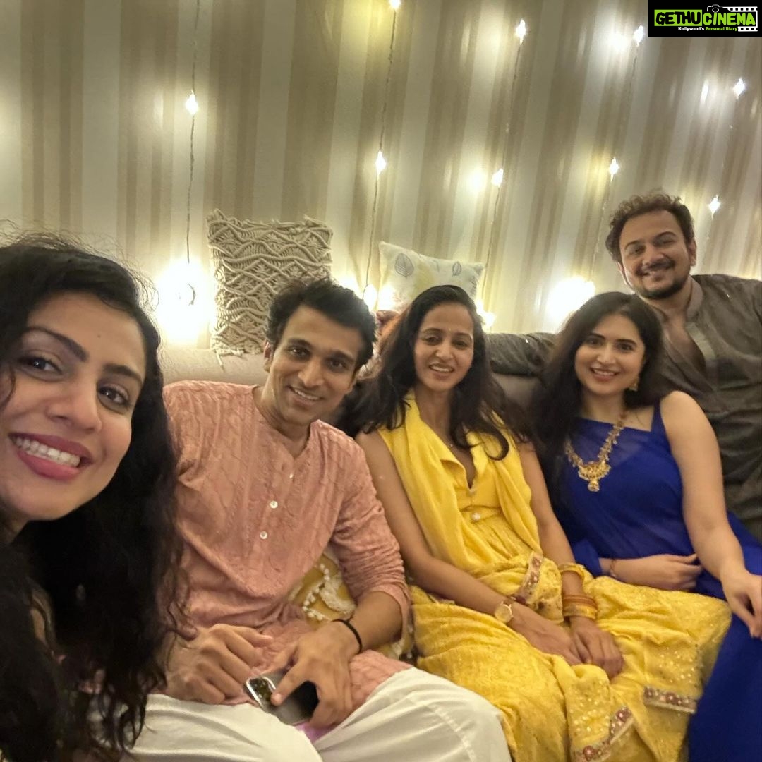 Manasi Parekh Instagram - નુતન વર્ષા અભિનંદન 🤝 What a partayyyy!!! Thanks @esharkansara and @musicwaala for a banger of a time! Saal mubarak everybody! To happiness, love, positivity and friendship always ♥️ #diwali #newyear @vyomanandi @pratikgandhiofficial @bhaminioza @punit.j.g @viral2886 @dharmesh64 @surabhijaverivyas @vaidyanisarg @ankitaadeshra @bagchi_mb @director_vipul_mehta