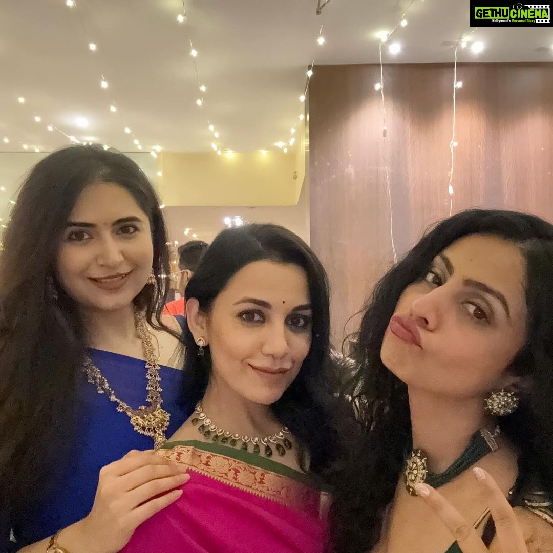 Manasi Parekh Instagram - નુતન વર્ષા અભિનંદન 🤝 What a partayyyy!!! Thanks @esharkansara and @musicwaala for a banger of a time! Saal mubarak everybody! To happiness, love, positivity and friendship always ♥️ #diwali #newyear @vyomanandi @pratikgandhiofficial @bhaminioza @punit.j.g @viral2886 @dharmesh64 @surabhijaverivyas @vaidyanisarg @ankitaadeshra @bagchi_mb @director_vipul_mehta