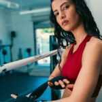 Manasvi Mamgai Instagram - В самом начале лета, а точнее, на мой день рождения, мне посчастливилось познакомиться с Манасви @imanasvi . Причем по странному стечению обстоятельств произошло это в особняке владельца Луи Виттон, но об этом как-нибудь будет отдельный пост 😅 Спустя короткое время, мы договорились сделать съемку вместе и как раз организовали все под коллаборацию Манасви с брендом @venum и боксерским залом Prevail. Из-за строгих ограничений, на работу у нас был всего час, но при этом пролетел он очень легко и интересно! Манасви очень сильная и артистичная девушка, поэтому ее характер отлично вписывался в боксерский антураж. Также нам помогал Майкл Мамоти @michaelmammoliti , продюсер и друг Манасви. Было очень круто познакомиться и подружиться с этими творческими и позитивными ребятами! Вскоре после нашего небольшого проекта, Манасви улетела в Индию на съемки в каком-то супер-популярном местном реалити-шоу, а к ее возвращению, мы уже согласовали несколько классных идей, чтобы еще раз сделать что-то красивое вместе 🔥 Los Angeles, California