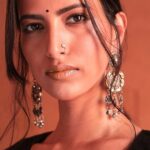 Manasvi Mamgai Instagram – Broke into an impromptu dance in the middle of a photo shoot today. Haven’t done any Indian dancing in 12 years or so. #throwbacktomyentirechildhood 
Shot by @upadhyayrakhi Edited by 🙋🏽‍♀️