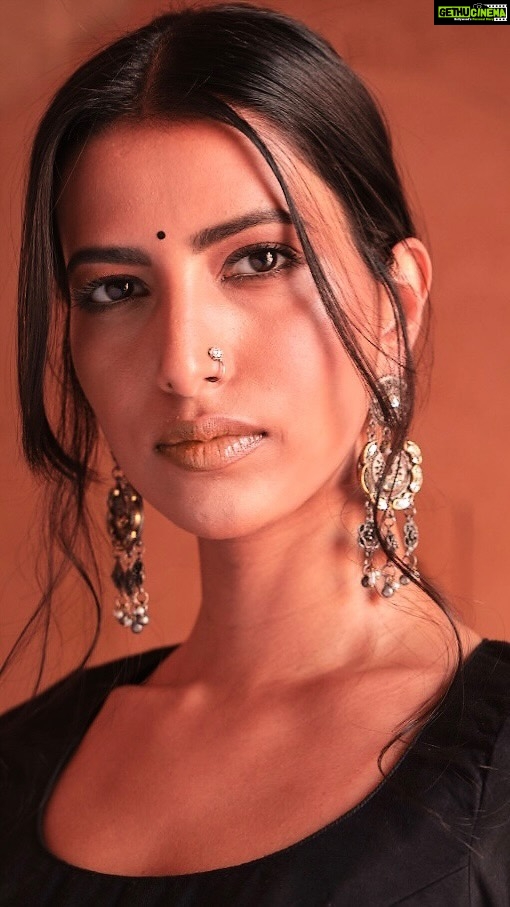 Manasvi Mamgai Instagram - Broke into an impromptu dance in the middle of a photo shoot today. Haven’t done any Indian dancing in 12 years or so. #throwbacktomyentirechildhood Shot by @upadhyayrakhi Edited by 🙋🏽♀️