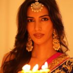 Manasvi Mamgai Instagram - Wishing you a Diwali as vibrant and joyful as the colors lighting up my celebration ✨❤️ #HappyDiwali Styled by @deeti.mehta Assisted by @Snehatiwari05 Saree @labelyaminibhansali Jewellery @pastels_pearls_jewellery Photography @media9manoj @mysouthdiva