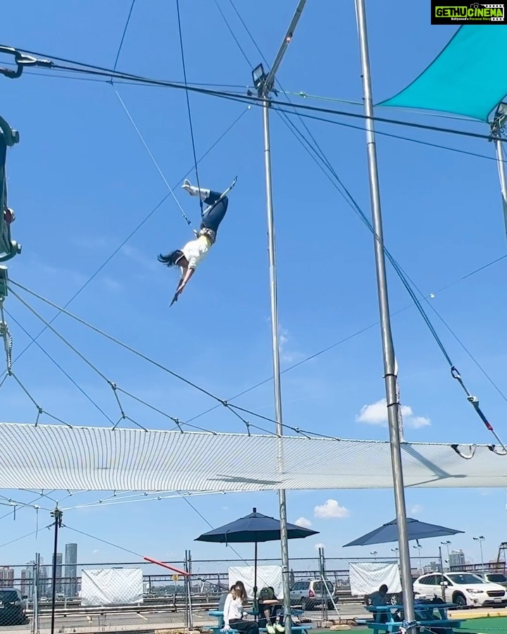 Manasvi Mamgai Instagram - Been wanting to try this since I saw it on #sexandthecity ! Not too shabby for my first try #trapeze #idomyownstunts Thank you @nandinivaid for being such a trouper 📸 Pier 40 at Hudson River Park