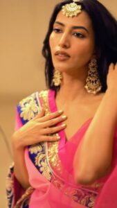 Manasvi Mamgai Instagram - Glowing with the festive spirit! #HappyChotiDiwali ❤️✨🪔

#ManasviMamgai

Styled by @deeti.mehta 
Assisted by @Snehatiwari05 
Saree @labelyaminibhansali 
Jewellery @pastels_pearls_jewellery 

Photography @media9manoj @mysouthdiva