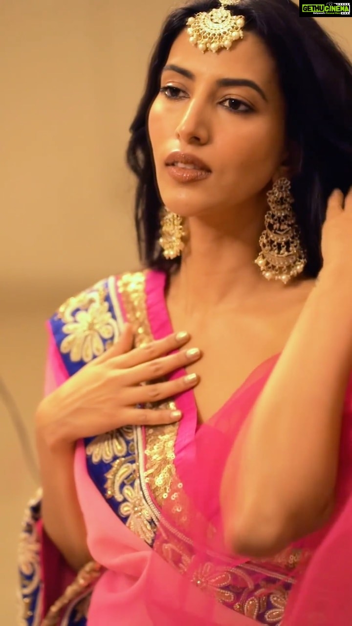 Manasvi Mamgai - 7.5K Likes - Glowing with the festive spirit! #HappyChotiDiwali ❤️✨🪔
#ManasviMamgai
Styled by @deeti.mehta
Assisted by @Snehatiwari05
Saree @labelyaminibhansali
Jewellery @pastels_pearls_jewellery
Photography @media9manoj @mysouthdiva