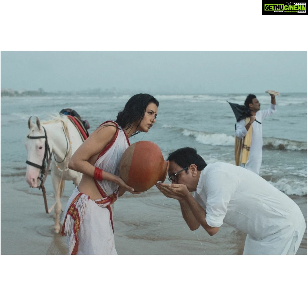Manasvi Mamgai Instagram - Part-3 किताब के भीतर का एक समंदर, और समंदर के भीतर की एक किताब । - तरुण चौहान . Portrait - @imanasvi 🧜🏼♀️✨ @dasmkti @sajjadkhannsd ✨✨ . Special thanks - @atishayakhil @zeba_hussain_101 @darkmatterin ✨✨ Mumbai - मुंबई