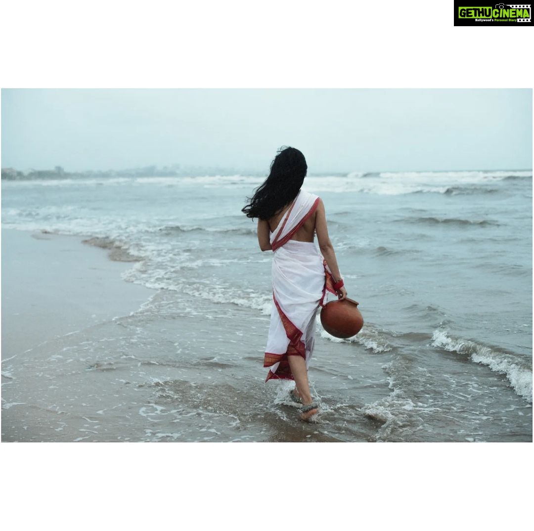 Manasvi Mamgai Instagram - Part-3 किताब के भीतर का एक समंदर, और समंदर के भीतर की एक किताब । - तरुण चौहान . Portrait - @imanasvi 🧜🏼♀️✨ @dasmkti @sajjadkhannsd ✨✨ . Special thanks - @atishayakhil @zeba_hussain_101 @darkmatterin ✨✨ Mumbai - मुंबई
