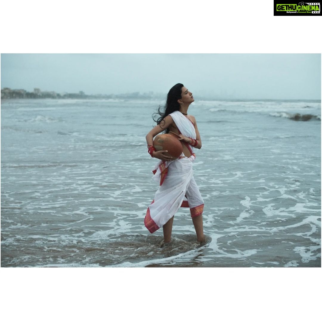 Manasvi Mamgai Instagram - Part-3 किताब के भीतर का एक समंदर, और समंदर के भीतर की एक किताब । - तरुण चौहान . Portrait - @imanasvi 🧜🏼♀️✨ @dasmkti @sajjadkhannsd ✨✨ . Special thanks - @atishayakhil @zeba_hussain_101 @darkmatterin ✨✨ Mumbai - मुंबई