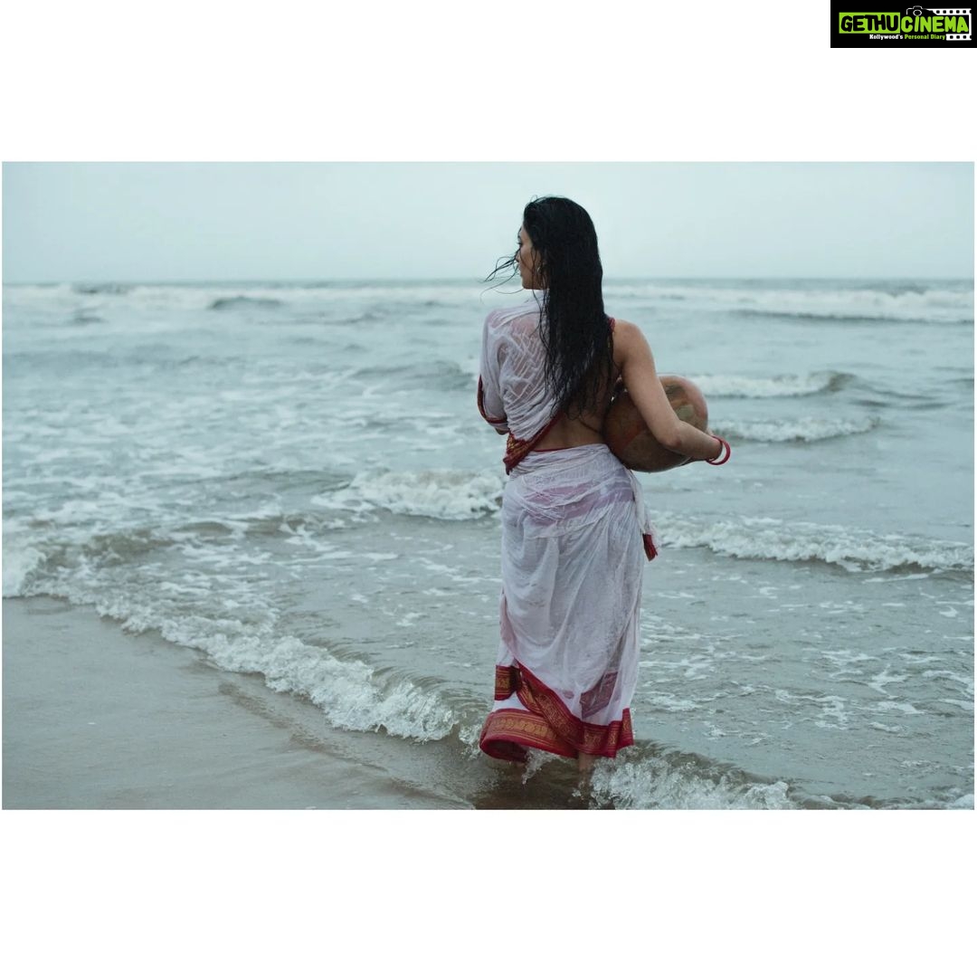 Manasvi Mamgai Instagram - Part-3 किताब के भीतर का एक समंदर, और समंदर के भीतर की एक किताब । - तरुण चौहान . Portrait - @imanasvi 🧜🏼♀️✨ @dasmkti @sajjadkhannsd ✨✨ . Special thanks - @atishayakhil @zeba_hussain_101 @darkmatterin ✨✨ Mumbai - मुंबई