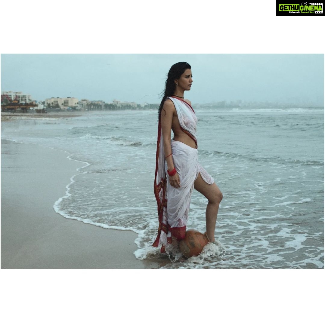 Manasvi Mamgai Instagram - Part-3 किताब के भीतर का एक समंदर, और समंदर के भीतर की एक किताब । - तरुण चौहान . Portrait - @imanasvi 🧜🏼♀️✨ @dasmkti @sajjadkhannsd ✨✨ . Special thanks - @atishayakhil @zeba_hussain_101 @darkmatterin ✨✨ Mumbai - मुंबई