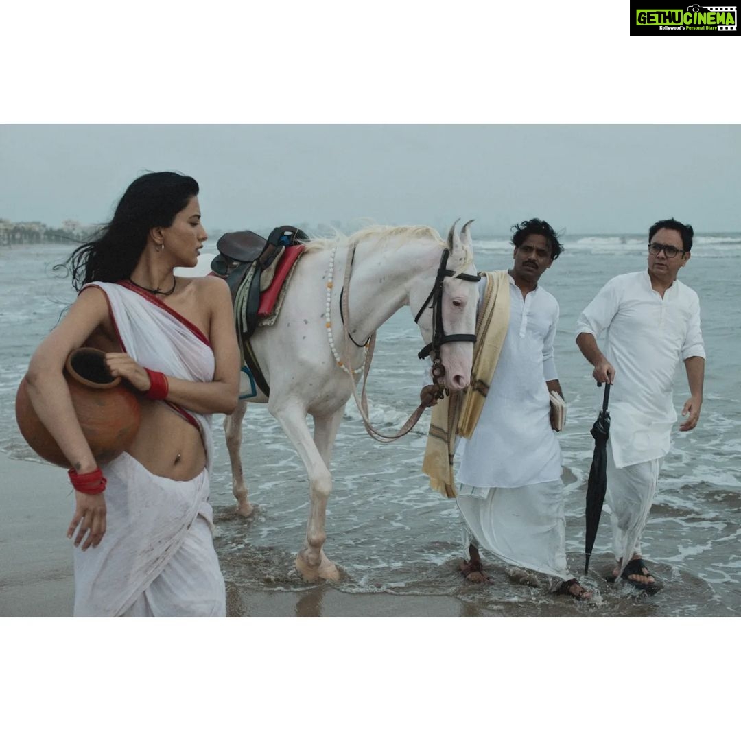Manasvi Mamgai Instagram - Part-2 किताब के भीतर का एक समंदर, और समंदर के भीतर की एक किताब । - तरुण चौहान . Portrait - @imanasvi 🧜🏼♀️✨ @dasmkti @sajjadkhannsd ✨✨ . Special thanks - @atishayakhil @zeba_hussain_101 @darkmatterin ✨✨ Mumbai - मुंबई