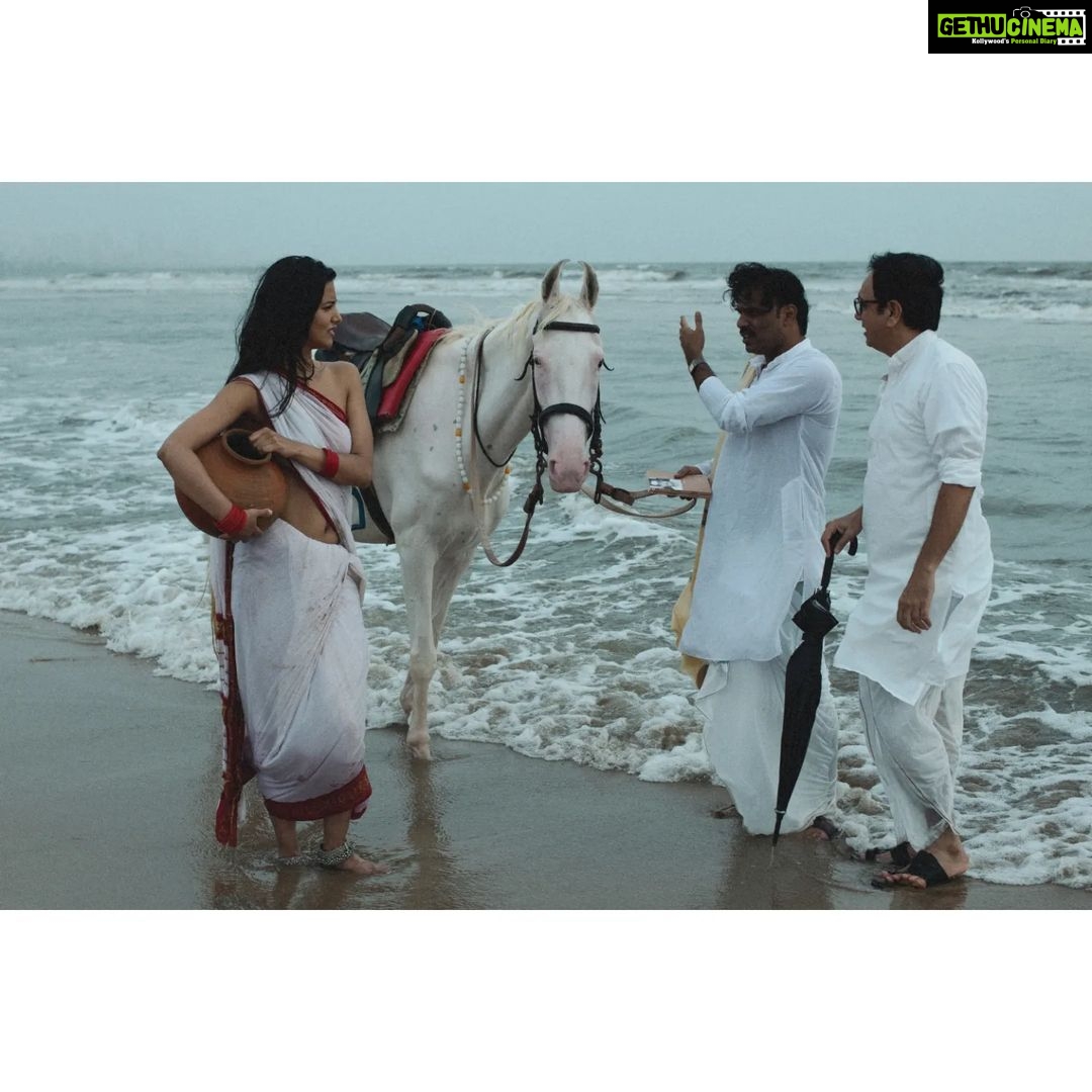Manasvi Mamgai Instagram - Part-2 किताब के भीतर का एक समंदर, और समंदर के भीतर की एक किताब । - तरुण चौहान . Portrait - @imanasvi 🧜🏼♀️✨ @dasmkti @sajjadkhannsd ✨✨ . Special thanks - @atishayakhil @zeba_hussain_101 @darkmatterin ✨✨ Mumbai - मुंबई