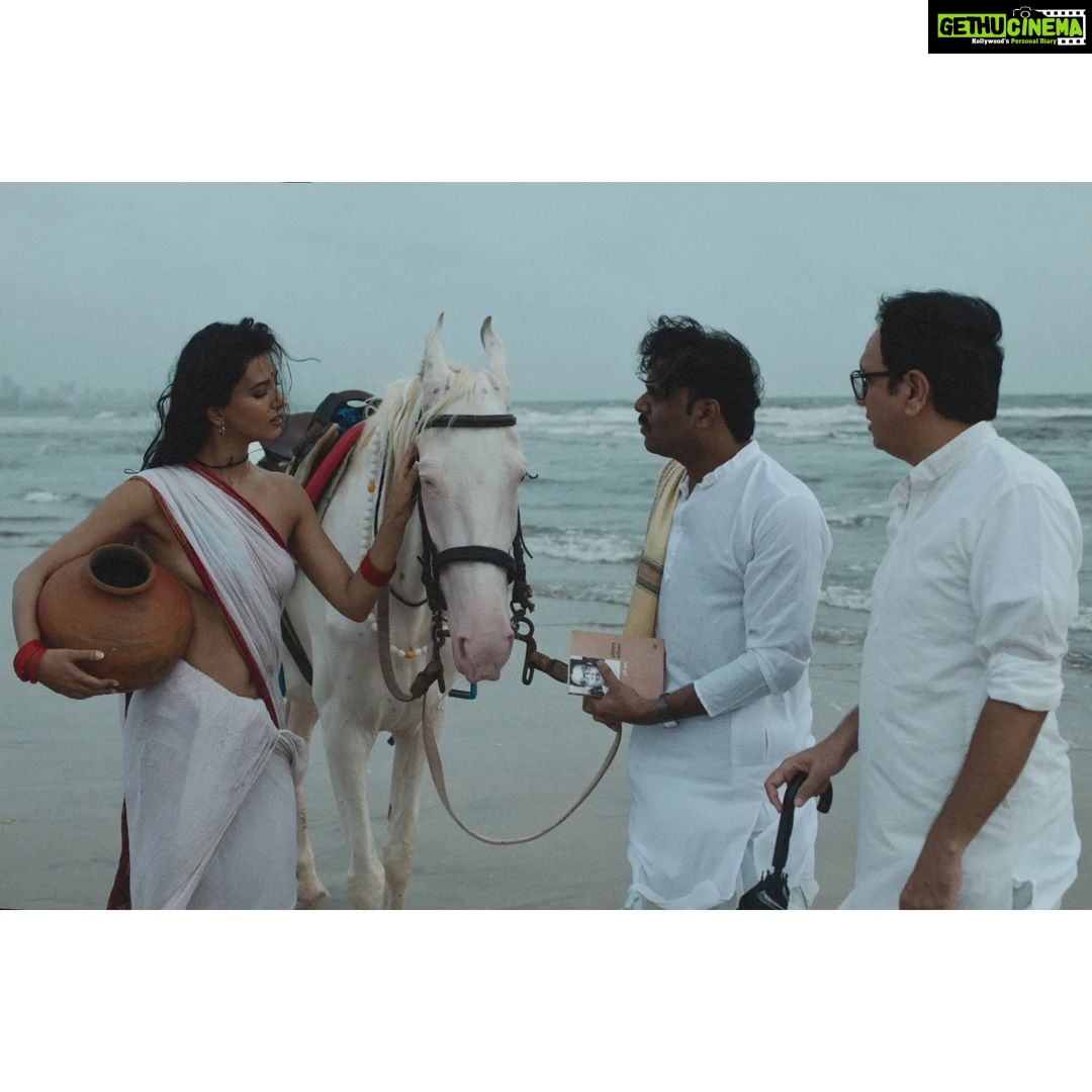 Manasvi Mamgai Instagram - Part-2 किताब के भीतर का एक समंदर, और समंदर के भीतर की एक किताब । - तरुण चौहान . Portrait - @imanasvi 🧜🏼♀️✨ @dasmkti @sajjadkhannsd ✨✨ . Special thanks - @atishayakhil @zeba_hussain_101 @darkmatterin ✨✨ Mumbai - मुंबई