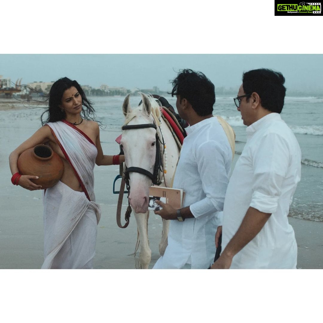 Manasvi Mamgai Instagram - Part-2 किताब के भीतर का एक समंदर, और समंदर के भीतर की एक किताब । - तरुण चौहान . Portrait - @imanasvi 🧜🏼♀️✨ @dasmkti @sajjadkhannsd ✨✨ . Special thanks - @atishayakhil @zeba_hussain_101 @darkmatterin ✨✨ Mumbai - मुंबई
