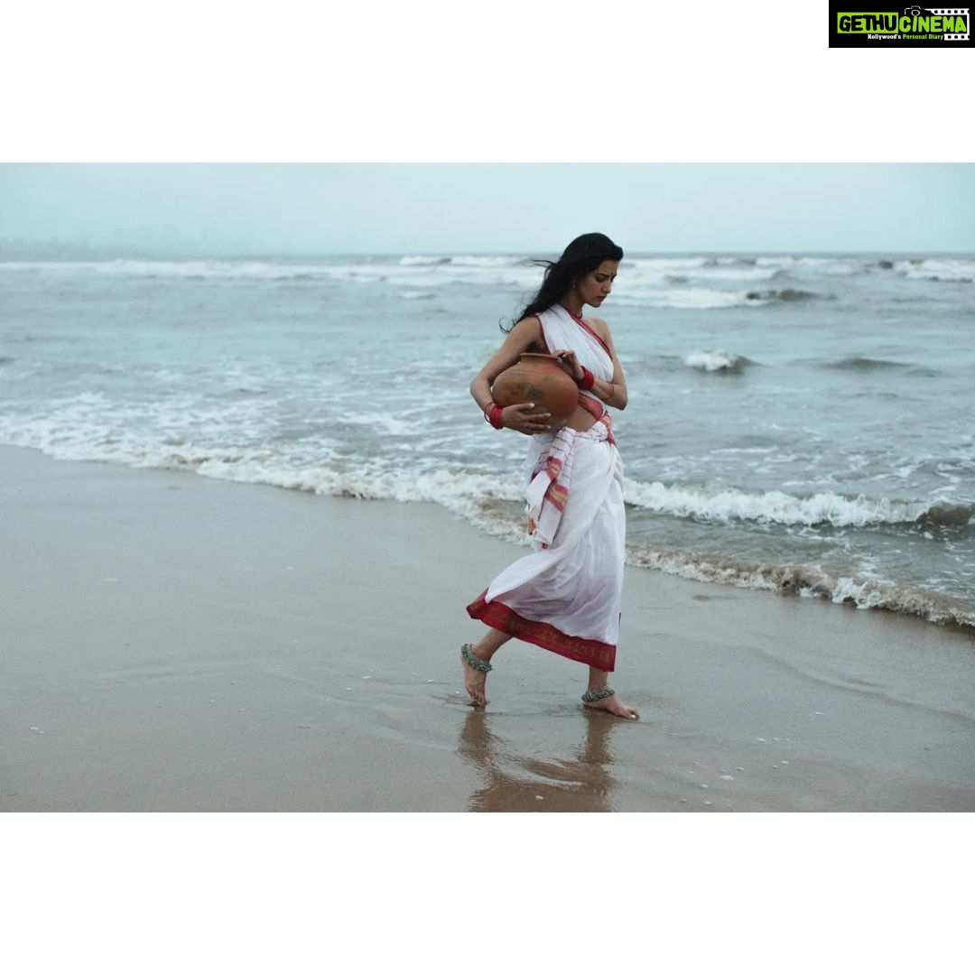 Manasvi Mamgai Instagram - Part-1 किताब के भीतर का एक समंदर, और समंदर के भीतर की एक किताब । - तरुण चौहान . Portrait - @imanasvi 🧜🏼♀️✨ @dasmkti @sajjadkhannsd ✨✨ . Special thanks - @atishayakhil @zeba_hussain_101 @darkmatterin ✨✨ Mumbai - मुंबई