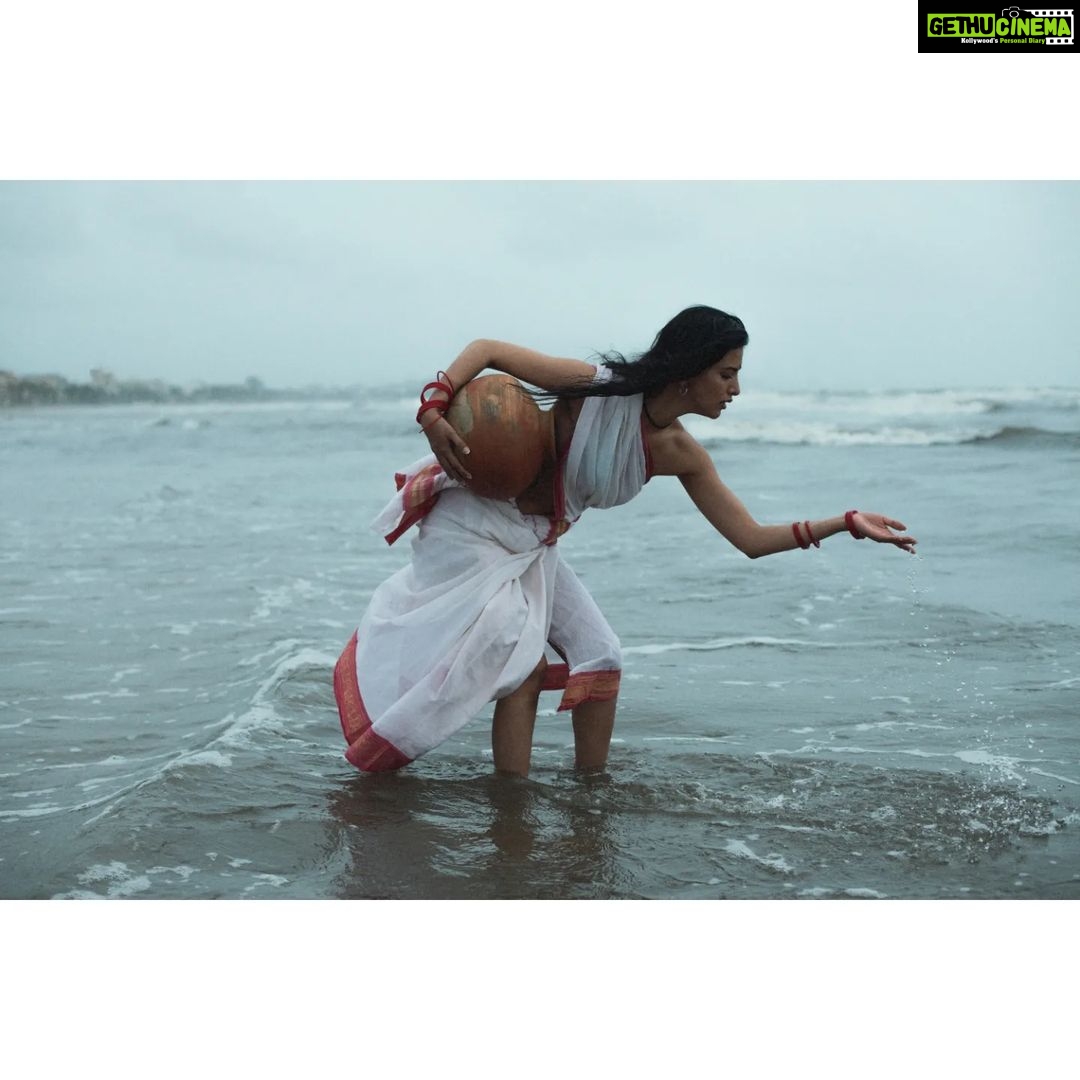 Manasvi Mamgai Instagram - Part-1 किताब के भीतर का एक समंदर, और समंदर के भीतर की एक किताब । - तरुण चौहान . Portrait - @imanasvi 🧜🏼♀️✨ @dasmkti @sajjadkhannsd ✨✨ . Special thanks - @atishayakhil @zeba_hussain_101 @darkmatterin ✨✨ Mumbai - मुंबई