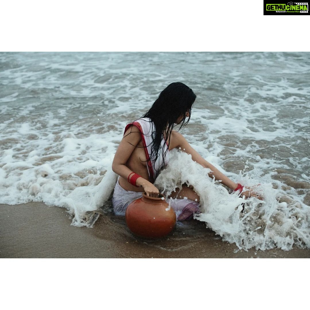 Manasvi Mamgai Instagram - Part-1 किताब के भीतर का एक समंदर, और समंदर के भीतर की एक किताब । - तरुण चौहान . Portrait - @imanasvi 🧜🏼♀️✨ @dasmkti @sajjadkhannsd ✨✨ . Special thanks - @atishayakhil @zeba_hussain_101 @darkmatterin ✨✨ Mumbai - मुंबई