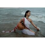 Manasvi Mamgai Instagram - Part-1 किताब के भीतर का एक समंदर, और समंदर के भीतर की एक किताब । - तरुण चौहान . Portrait - @imanasvi 🧜🏼‍♀️✨ @dasmkti @sajjadkhannsd ✨✨ . Special thanks - @atishayakhil @zeba_hussain_101 @darkmatterin ✨✨ Mumbai - मुंबई