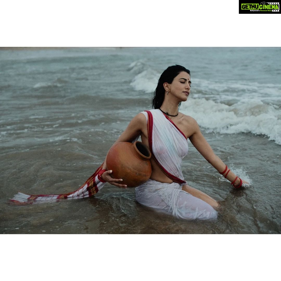 Manasvi Mamgai Instagram - Part-1 किताब के भीतर का एक समंदर, और समंदर के भीतर की एक किताब । - तरुण चौहान . Portrait - @imanasvi 🧜🏼♀️✨ @dasmkti @sajjadkhannsd ✨✨ . Special thanks - @atishayakhil @zeba_hussain_101 @darkmatterin ✨✨ Mumbai - मुंबई