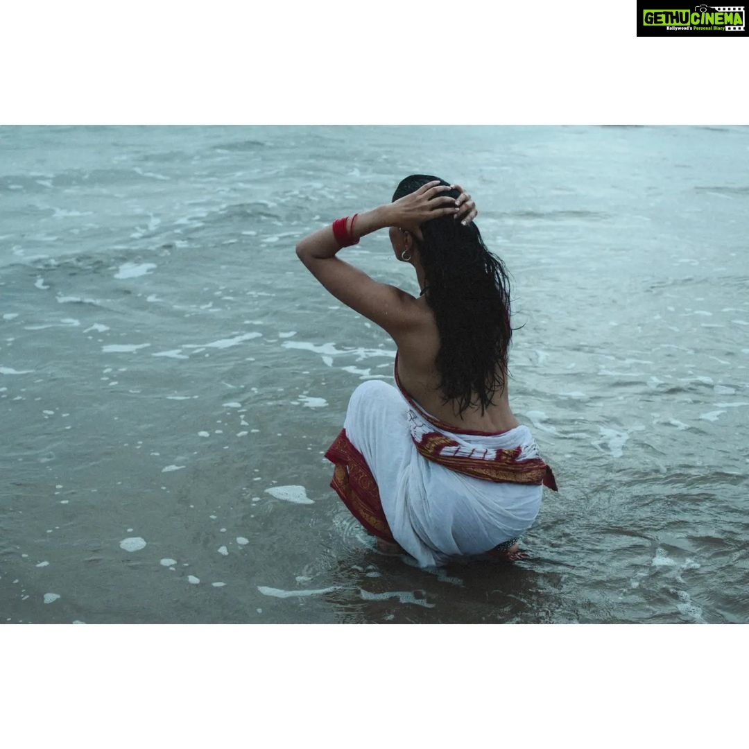 Manasvi Mamgai Instagram - Part-1 किताब के भीतर का एक समंदर, और समंदर के भीतर की एक किताब । - तरुण चौहान . Portrait - @imanasvi 🧜🏼♀️✨ @dasmkti @sajjadkhannsd ✨✨ . Special thanks - @atishayakhil @zeba_hussain_101 @darkmatterin ✨✨ Mumbai - मुंबई