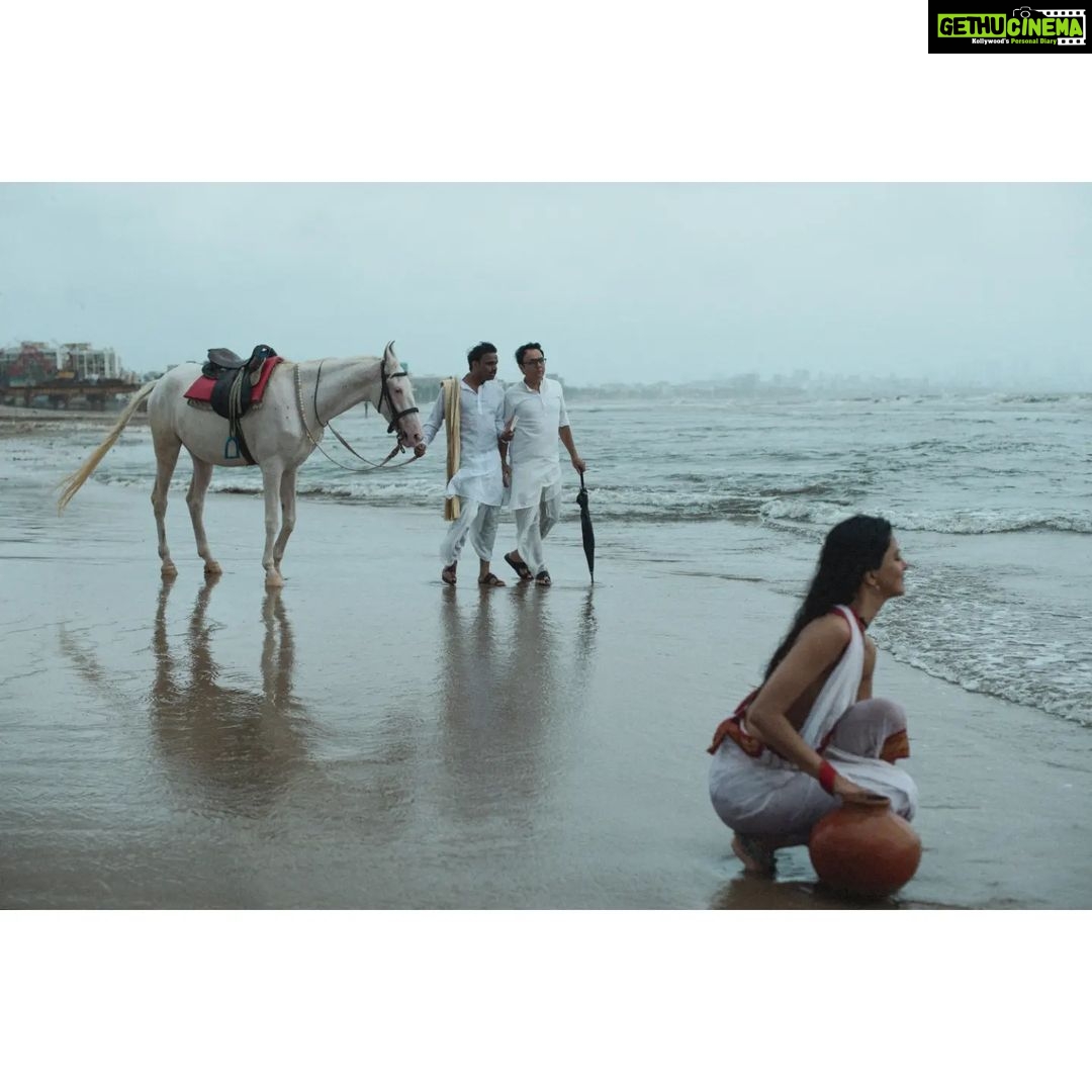 Manasvi Mamgai Instagram - Part-1 किताब के भीतर का एक समंदर, और समंदर के भीतर की एक किताब । - तरुण चौहान . Portrait - @imanasvi 🧜🏼♀️✨ @dasmkti @sajjadkhannsd ✨✨ . Special thanks - @atishayakhil @zeba_hussain_101 @darkmatterin ✨✨ Mumbai - मुंबई