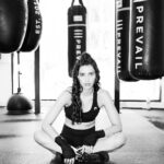 Manasvi Mamgai Instagram - В самом начале лета, а точнее, на мой день рождения, мне посчастливилось познакомиться с Манасви @imanasvi . Причем по странному стечению обстоятельств произошло это в особняке владельца Луи Виттон, но об этом как-нибудь будет отдельный пост 😅 Спустя короткое время, мы договорились сделать съемку вместе и как раз организовали все под коллаборацию Манасви с брендом @venum и боксерским залом Prevail. Из-за строгих ограничений, на работу у нас был всего час, но при этом пролетел он очень легко и интересно! Манасви очень сильная и артистичная девушка, поэтому ее характер отлично вписывался в боксерский антураж. Также нам помогал Майкл Мамоти @michaelmammoliti , продюсер и друг Манасви. Было очень круто познакомиться и подружиться с этими творческими и позитивными ребятами! Вскоре после нашего небольшого проекта, Манасви улетела в Индию на съемки в каком-то супер-популярном местном реалити-шоу, а к ее возвращению, мы уже согласовали несколько классных идей, чтобы еще раз сделать что-то красивое вместе 🔥 Los Angeles, California