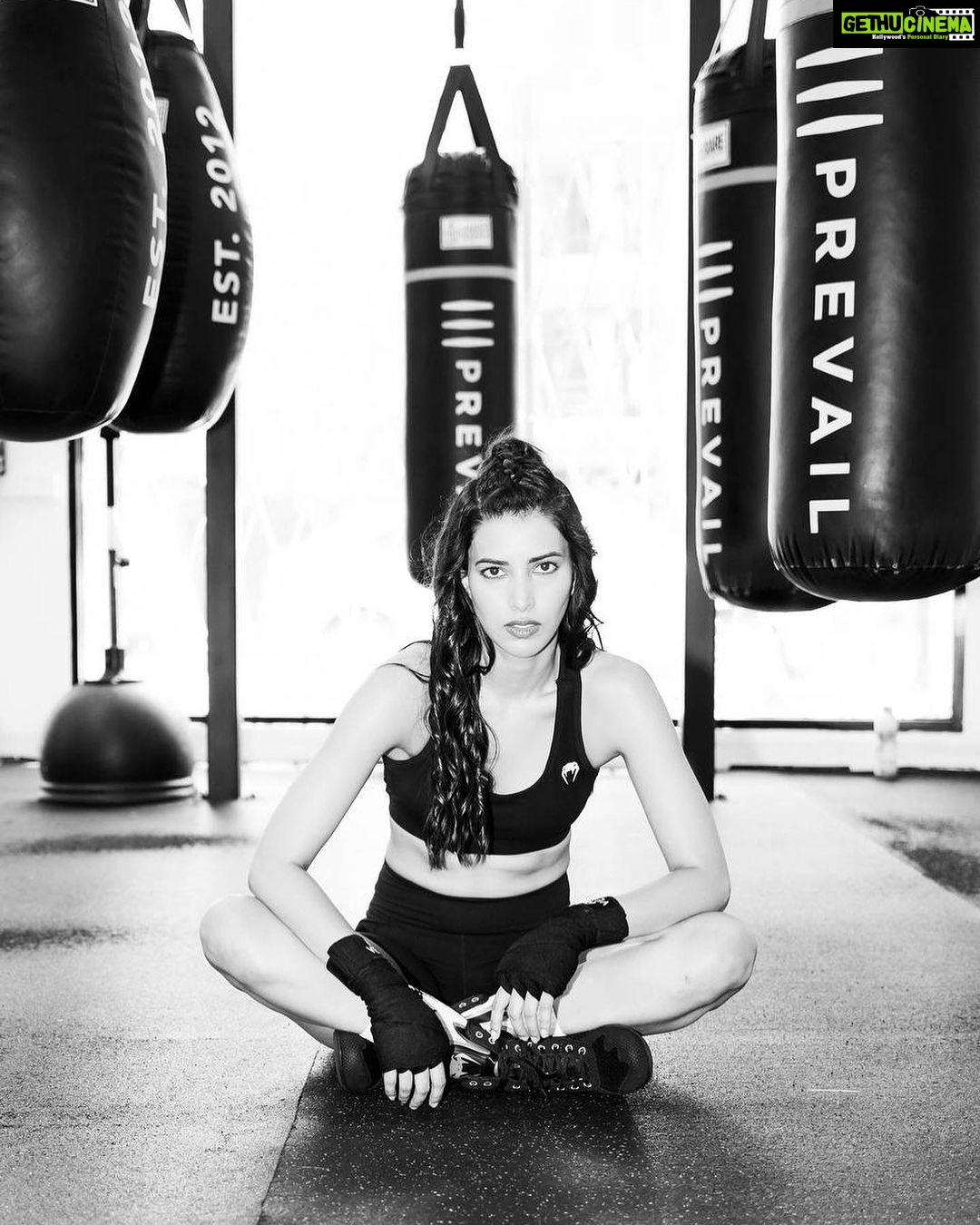 Manasvi Mamgai Instagram - В самом начале лета, а точнее, на мой день рождения, мне посчастливилось познакомиться с Манасви @imanasvi . Причем по странному стечению обстоятельств произошло это в особняке владельца Луи Виттон, но об этом как-нибудь будет отдельный пост 😅 Спустя короткое время, мы договорились сделать съемку вместе и как раз организовали все под коллаборацию Манасви с брендом @venum и боксерским залом Prevail. Из-за строгих ограничений, на работу у нас был всего час, но при этом пролетел он очень легко и интересно! Манасви очень сильная и артистичная девушка, поэтому ее характер отлично вписывался в боксерский антураж. Также нам помогал Майкл Мамоти @michaelmammoliti , продюсер и друг Манасви. Было очень круто познакомиться и подружиться с этими творческими и позитивными ребятами! Вскоре после нашего небольшого проекта, Манасви улетела в Индию на съемки в каком-то супер-популярном местном реалити-шоу, а к ее возвращению, мы уже согласовали несколько классных идей, чтобы еще раз сделать что-то красивое вместе 🔥 Los Angeles, California