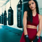 Manasvi Mamgai Instagram - В самом начале лета, а точнее, на мой день рождения, мне посчастливилось познакомиться с Манасви @imanasvi . Причем по странному стечению обстоятельств произошло это в особняке владельца Луи Виттон, но об этом как-нибудь будет отдельный пост 😅 Спустя короткое время, мы договорились сделать съемку вместе и как раз организовали все под коллаборацию Манасви с брендом @venum и боксерским залом Prevail. Из-за строгих ограничений, на работу у нас был всего час, но при этом пролетел он очень легко и интересно! Манасви очень сильная и артистичная девушка, поэтому ее характер отлично вписывался в боксерский антураж. Также нам помогал Майкл Мамоти @michaelmammoliti , продюсер и друг Манасви. Было очень круто познакомиться и подружиться с этими творческими и позитивными ребятами! Вскоре после нашего небольшого проекта, Манасви улетела в Индию на съемки в каком-то супер-популярном местном реалити-шоу, а к ее возвращению, мы уже согласовали несколько классных идей, чтобы еще раз сделать что-то красивое вместе 🔥 Los Angeles, California