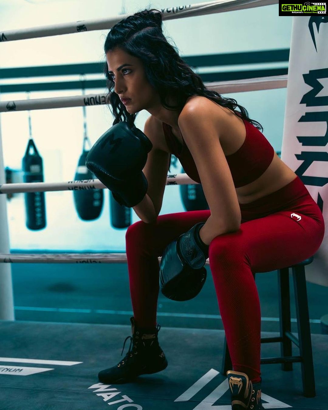 Manasvi Mamgai Instagram - В самом начале лета, а точнее, на мой день рождения, мне посчастливилось познакомиться с Манасви @imanasvi . Причем по странному стечению обстоятельств произошло это в особняке владельца Луи Виттон, но об этом как-нибудь будет отдельный пост 😅 Спустя короткое время, мы договорились сделать съемку вместе и как раз организовали все под коллаборацию Манасви с брендом @venum и боксерским залом Prevail. Из-за строгих ограничений, на работу у нас был всего час, но при этом пролетел он очень легко и интересно! Манасви очень сильная и артистичная девушка, поэтому ее характер отлично вписывался в боксерский антураж. Также нам помогал Майкл Мамоти @michaelmammoliti , продюсер и друг Манасви. Было очень круто познакомиться и подружиться с этими творческими и позитивными ребятами! Вскоре после нашего небольшого проекта, Манасви улетела в Индию на съемки в каком-то супер-популярном местном реалити-шоу, а к ее возвращению, мы уже согласовали несколько классных идей, чтобы еще раз сделать что-то красивое вместе 🔥 Los Angeles, California