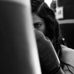 Manasvi Mamgai Instagram - В самом начале лета, а точнее, на мой день рождения, мне посчастливилось познакомиться с Манасви @imanasvi . Причем по странному стечению обстоятельств произошло это в особняке владельца Луи Виттон, но об этом как-нибудь будет отдельный пост 😅 Спустя короткое время, мы договорились сделать съемку вместе и как раз организовали все под коллаборацию Манасви с брендом @venum и боксерским залом Prevail. Из-за строгих ограничений, на работу у нас был всего час, но при этом пролетел он очень легко и интересно! Манасви очень сильная и артистичная девушка, поэтому ее характер отлично вписывался в боксерский антураж. Также нам помогал Майкл Мамоти @michaelmammoliti , продюсер и друг Манасви. Было очень круто познакомиться и подружиться с этими творческими и позитивными ребятами! Вскоре после нашего небольшого проекта, Манасви улетела в Индию на съемки в каком-то супер-популярном местном реалити-шоу, а к ее возвращению, мы уже согласовали несколько классных идей, чтобы еще раз сделать что-то красивое вместе 🔥 Los Angeles, California