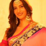 Manasvi Mamgai Instagram – Wishing you a Diwali as vibrant and joyful as the colors lighting up my celebration ✨❤️
#HappyDiwali
Styled by @deeti.mehta
Assisted by @Snehatiwari05
Saree @labelyaminibhansali
Jewellery @pastels_pearls_jewellery
Photography @media9manoj @mysouthdiva