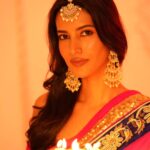 Manasvi Mamgai Instagram – Wishing you a Diwali as vibrant and joyful as the colors lighting up my celebration ✨❤️
#HappyDiwali
Styled by @deeti.mehta
Assisted by @Snehatiwari05
Saree @labelyaminibhansali
Jewellery @pastels_pearls_jewellery
Photography @media9manoj @mysouthdiva
