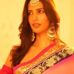 Manasvi Mamgai Instagram – Wishing you a Diwali as vibrant and joyful as the colors lighting up my celebration ✨❤️
#HappyDiwali
Styled by @deeti.mehta
Assisted by @Snehatiwari05
Saree @labelyaminibhansali
Jewellery @pastels_pearls_jewellery
Photography @media9manoj @mysouthdiva