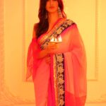 Manasvi Mamgai Instagram – Wishing you a Diwali as vibrant and joyful as the colors lighting up my celebration ✨❤️
#HappyDiwali
Styled by @deeti.mehta
Assisted by @Snehatiwari05
Saree @labelyaminibhansali
Jewellery @pastels_pearls_jewellery
Photography @media9manoj @mysouthdiva