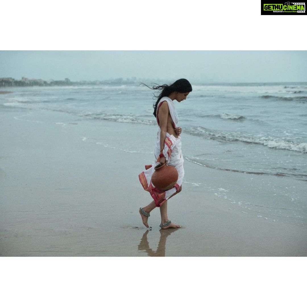 Manasvi Mamgai Instagram - Part-1 किताब के भीतर का एक समंदर, और समंदर के भीतर की एक किताब । - तरुण चौहान . Portrait - @imanasvi 🧜🏼♀️✨ @dasmkti @sajjadkhannsd ✨✨ . Special thanks - @atishayakhil @zeba_hussain_101 @darkmatterin ✨✨ Mumbai - मुंबई