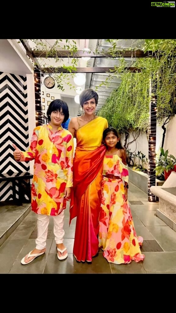 Mandira Bedi Instagram - Happy Diwali from me and mine, to you and yours.. ❤️🙏🏽🧿 . . . . @panchhi_bykanupriya @hellodspr ❤️🙏🏽